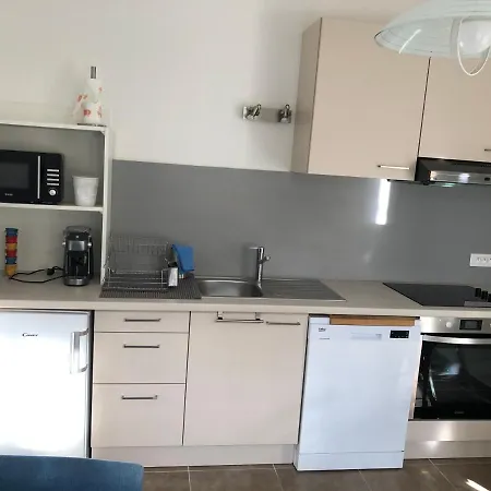 Aux 3 Domaines T2 Avec Terrasse * Йер