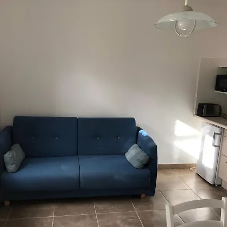 Aux 3 Domaines T2 Avec Terrasse Йер